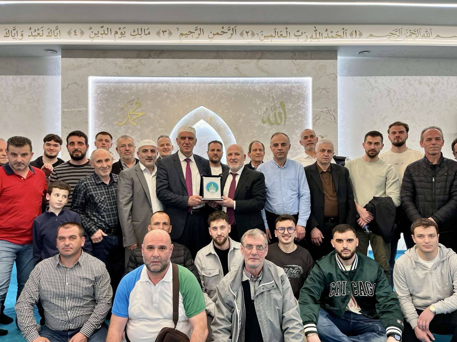 شدد فضيلة الشيخ أكرم سيمنيتسا، رئيس إدارة الجاليات في المشيخة الإسلامية في دولة كوسوفا، على أهمية دور المشيخة في خدمة الجاليات الألبانية المسلمة في أوروبا وحول العالم.
