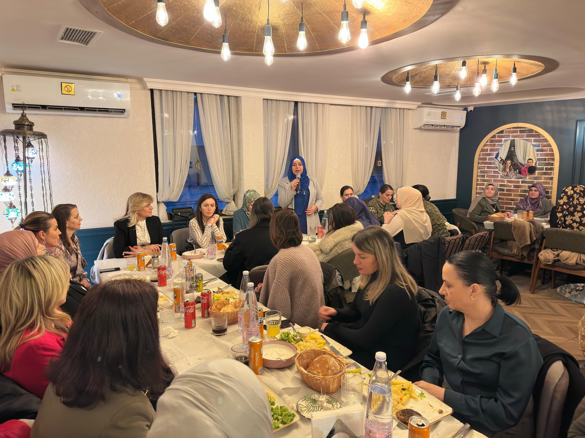 هذا الملتقى الرمضاني على افطار رمضان يمثل فرصة للتواصل والتفاعل بين النساء المشاركات في مختلف المجالات، ويعكس الدور البارز الذي يلعبه قسم المرأة في المشيخة الإسلامية في تعزيز مكانة المرأة في المجتمع.