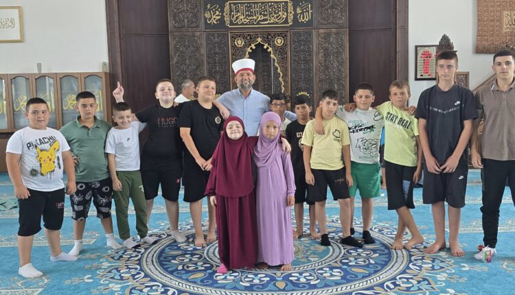 يُولي فضيلة الشيخ دريتان رحماني، إمام جامع “أراميراس” عناية خاصة بتربية الأطفال على القيم الإسلامية والسلوكيات النبيلة.