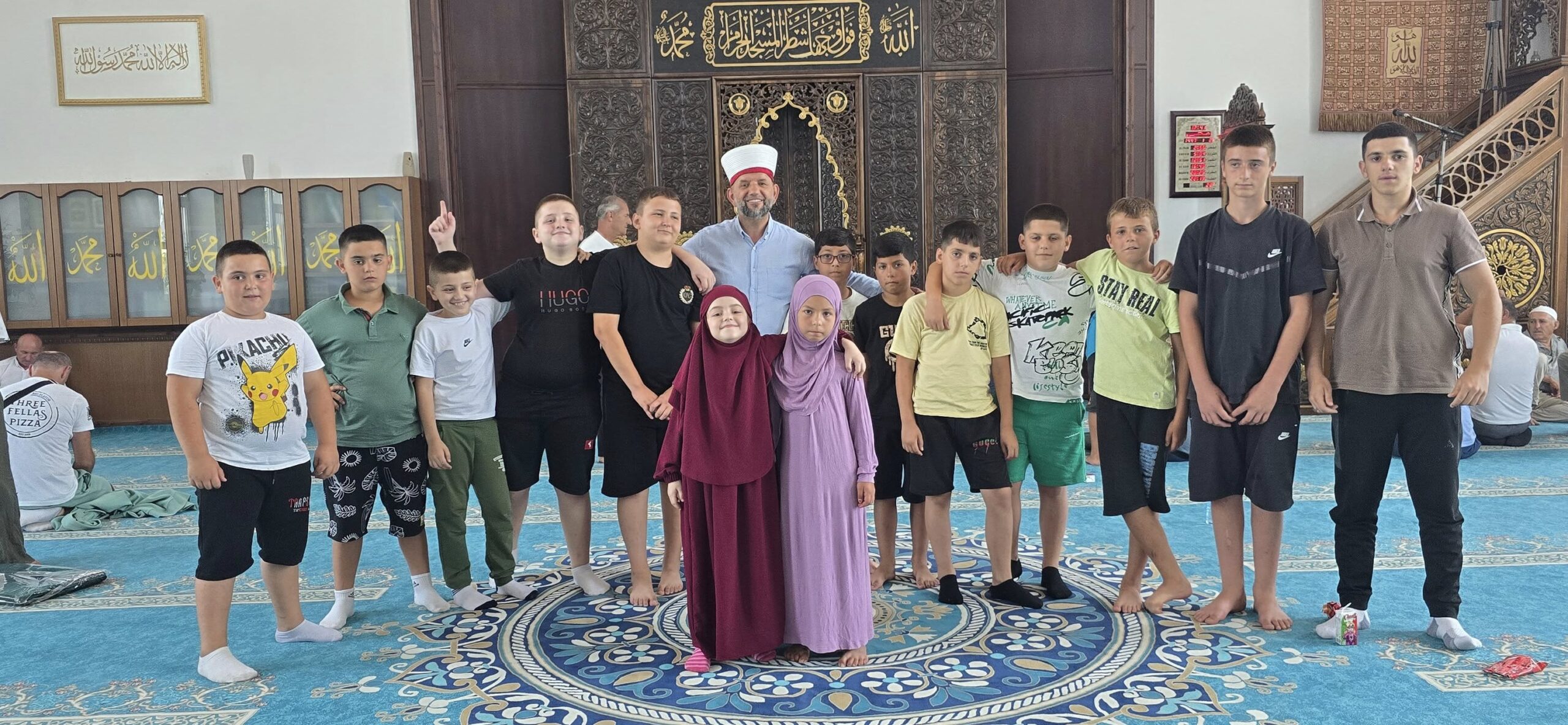 يُولي فضيلة الشيخ دريتان رحماني، إمام جامع "أراميراس" عناية خاصة بتربية الأطفال على القيم الإسلامية والسلوكيات النبيلة.