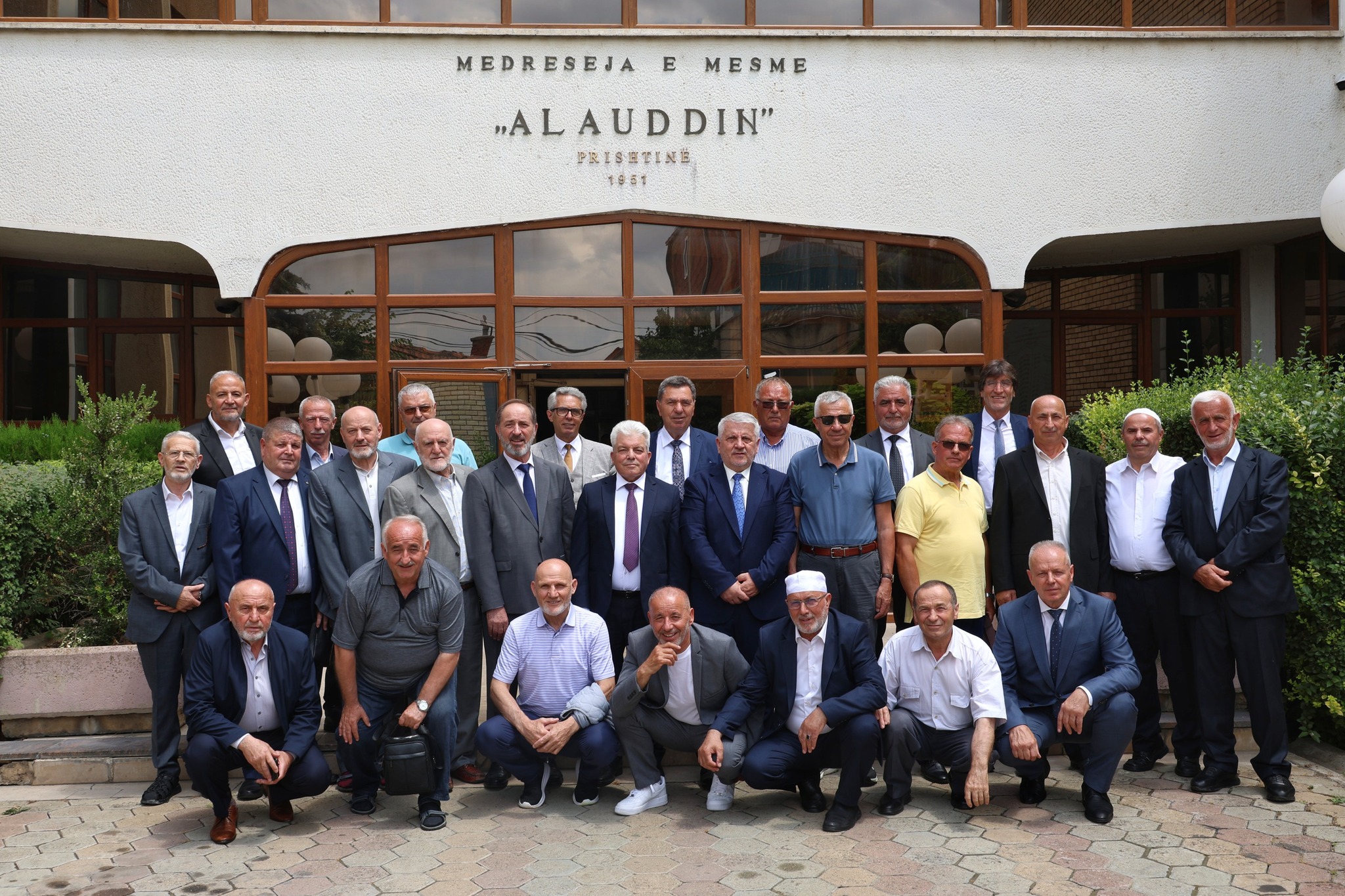 في مشهد إنساني عادت الدفعة الثالثة عشرة من خريجي مدرسة علاء الدين الثانوية إلى رحاب مدرستهم بعد مرور 45 عامًا على تخرجهم