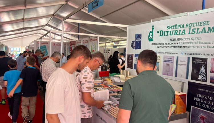 تأتي مشاركة “المعرفة الإسلامية” في “معرض بريشتينا للكتاب 2025″ضمن حضور ثقافي وديني متجدد يُبرز موقع المشيخة الإسلامية في تعزيز الوعي الديني والثقافة الإسلامية في كوسوفا