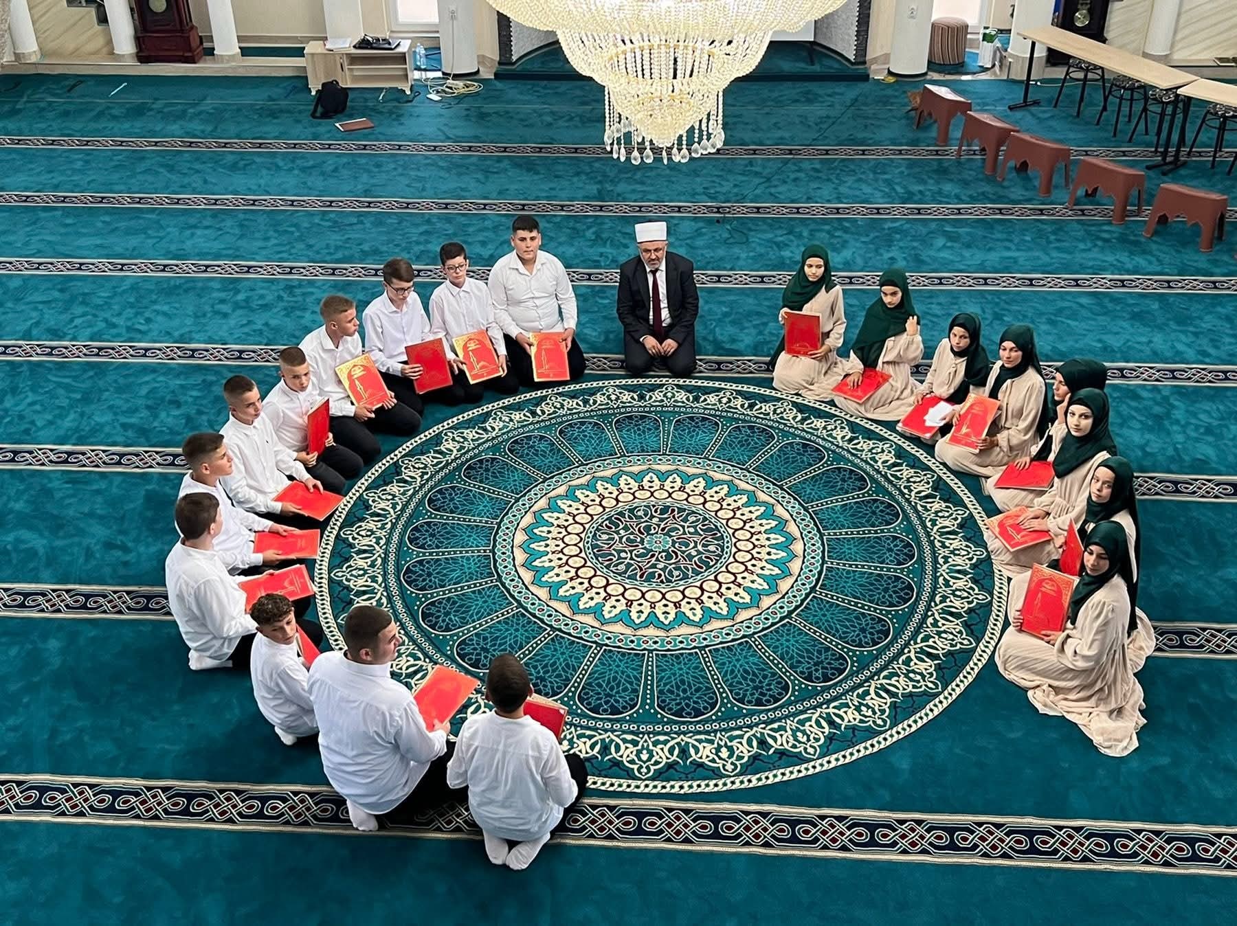 مع كل إنجاز يُحرزه الأطفال في حلقاتهم التعليمية تنظم إدارات المساجد ختمات قرآنية احتفالية بإشراف معلمهم إمام المسجد