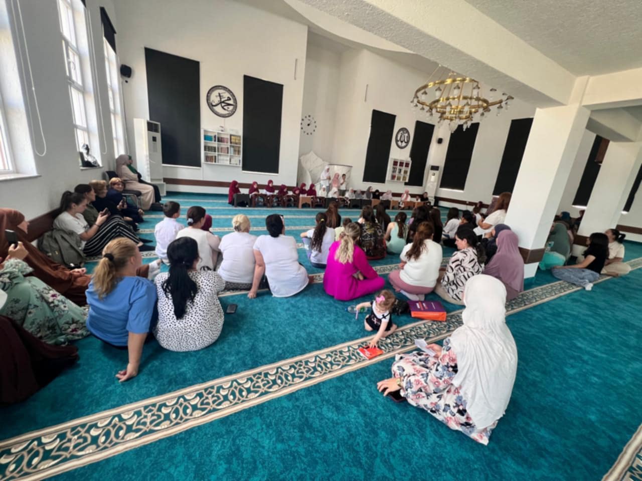 نظّم قسم المرأة في المشيخة الإسلامية برنامجًا دينيًا مميزًا بمناسبة ختم 22 طالبًا وطالبة لتلاوة القرآن الكريم كاملًا على يد المعلّمة ليريا حساناي.