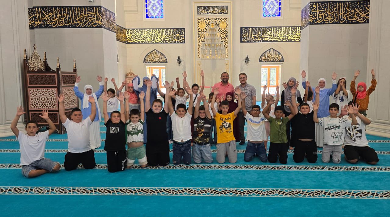 توجه الأطفال في هذه الرحلة إلى المسجد الجامع الكبير الجديد بتيرانا، أحد أكبر وأبرز المساجد في ألبانيا والبلقان، حيث استمتعوا بجولة داخل أروقة المسجد،