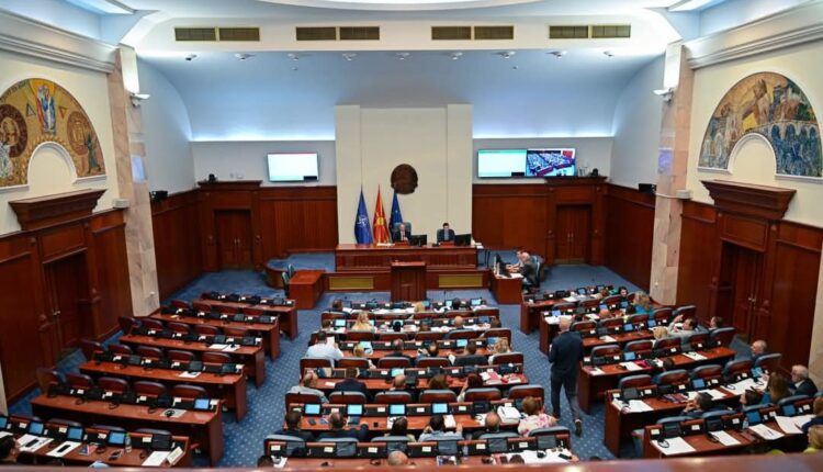 بموجب هذا القرار سيتمتع طلبة مدرسة “عيسى بك” اعتبارًا من سبتمبر 2025 بكافة الحقوق والامتيازات التي يحصل عليها خريجو المدارس الثانوية المعتمدة الأخرى.