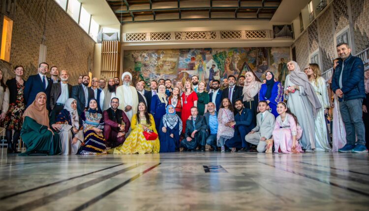 من خلال مبادرة “المرشدون المسلمون”، تمكن شباب مسلمين من الوصول إلى المدارس والتحدث بلغتهم وتجاربهم مع أقرانهم مما أسهم في بناء جسور الفهم وترسيخ ثقافة التعايش في وقت تتصاعد فيه حدة الاستقطاب.