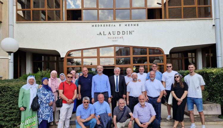 حرص الجانبين الكوسوفي والبوسني على بناء شراكات استراتيجية تضمن تخريج أئمة ودعاة على مستوى رفيع من الكفاءة والمعرفة بما يخدم المجتمعات المسلمة الألبانية والبوسية في غرب البلقان.