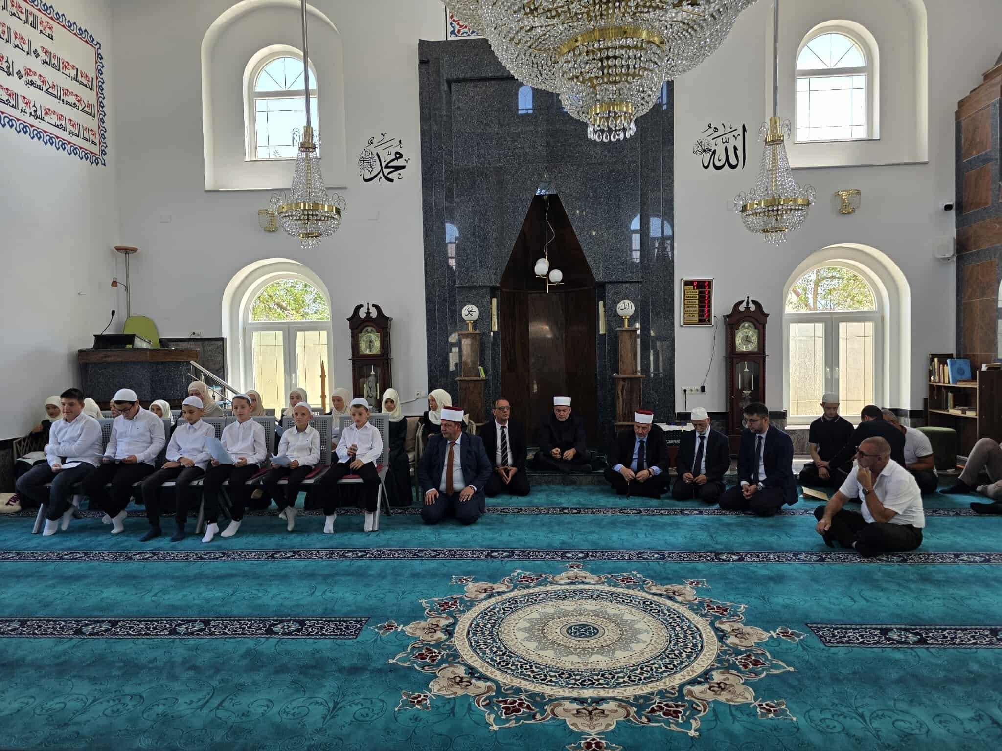 في كلمته المؤثرة.. مفتي تتوفا يشيد بهمة الطلاب وإخلاص المعلّم ويؤكد أن كتّاب المسجد يشكل اللبنة الأولى في بناء شخصية الناشئة دينيًا وأخلاقيًا.