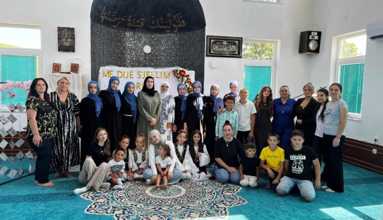 احتفلت قرية جاجي بإتمام 23 طفلًا دورة تعلم حروف اللغة العربية إيذانًا بانطلاق رحلتهم المباركة في تلاوة القرآن الكريم