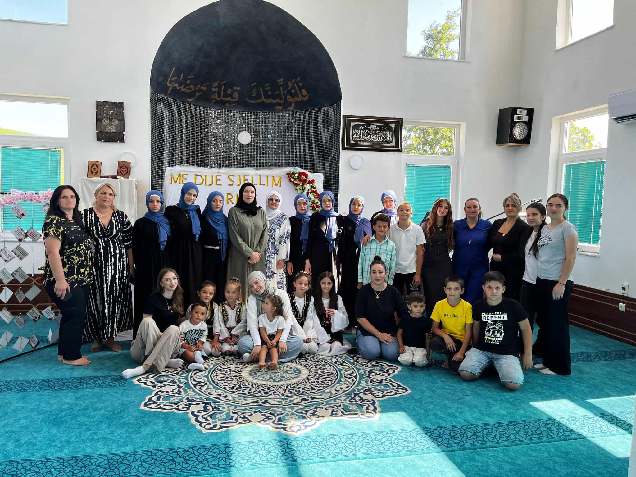 احتفلت قرية جاجي بإتمام 23 طفلًا دورة تعلم حروف اللغة العربية إيذانًا بانطلاق رحلتهم المباركة في تلاوة القرآن الكريم