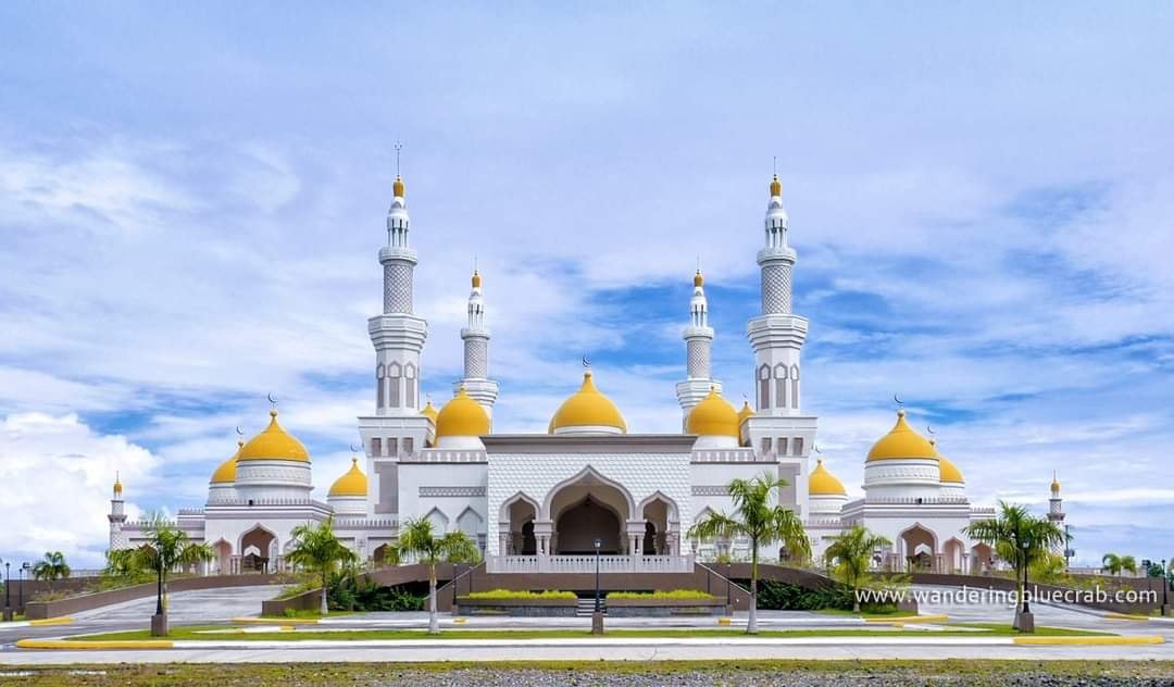 يُعد شعب مورو المكوّن المسلم الأصيل في الأرخبيل الفلبيني حيث يتمركز معظمه في الجنوب محتفظًا عبر القرون بهويته الإسلامية وعاداته الثقافية
