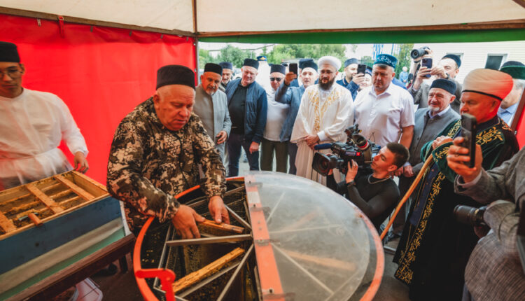 يخضع الطلاب لدورات تدريبية عملية في تربية النحل ويحصلون على شهادات مهنية معترف بها من وزارة التعليم والعلوم في تتارستان ما يعزز فرصهم المهنية مستقبلاً.