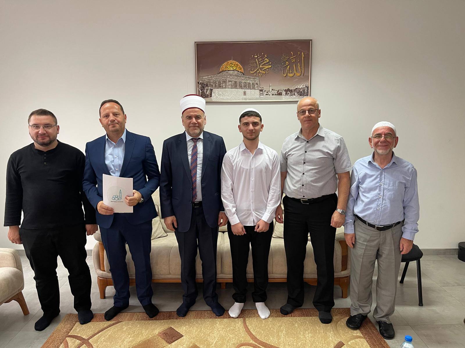 الطالب بدأ رحلته المباركة في الحفظ بتاريخ 1 مايو 2023، واختتمها في 7 أغسطس 2025، في مركز الحفظ "الملا محمود أصلاني"، تحت إشراف معلمه عبد الرحمن أصلاني