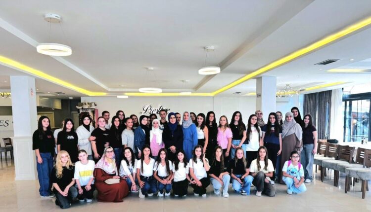 تضمن اللقاء الافتتاحي ورش عمل ومجموعات نقاش شاركت فيها نحو خمسين فتاة قدمن مشاريع وأفكارًا مبتكرة