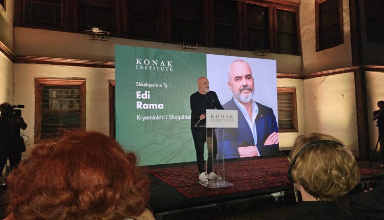 تم الإعلان عن المشروع الرسمي لبناء أول متحف للفن والتراث الإسلامي في ألبانيا خلال مؤتمر دولي احتضنه قصر طوبتاني التاريخي في العاصمة تيرانا.