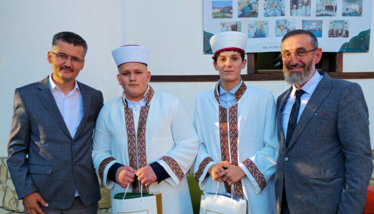 أقام معهد التحفيظ “المدرسة الكبرى” حفلًا مميزًا لتكريم حافظي القرآن الكريم الجديدين دِيار مراتي من ديتشان وأونيس ميما من كاتشانيك