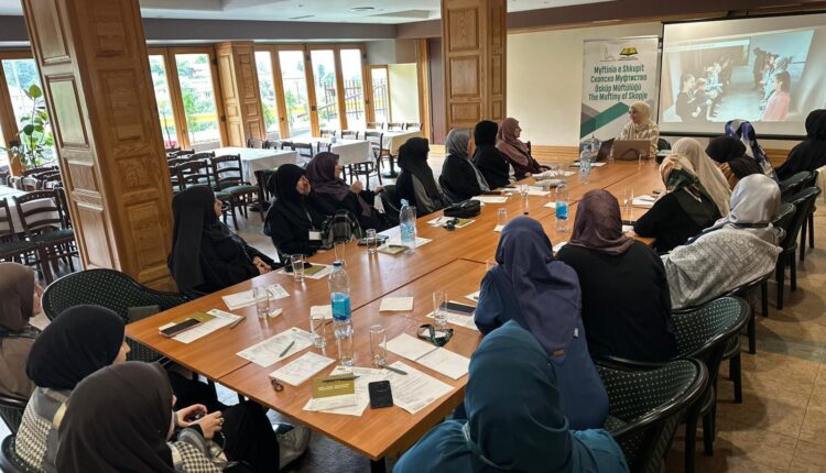 بعد ثلاثة أيام من الجلسات العلمية والزيارات الميدانية في العاصمة البوسنية سراييفو؛ اختُتمت اليوم فعاليات الدورة التدريبية تحت شعار: “الكتاتيب – أمّ التربية”.