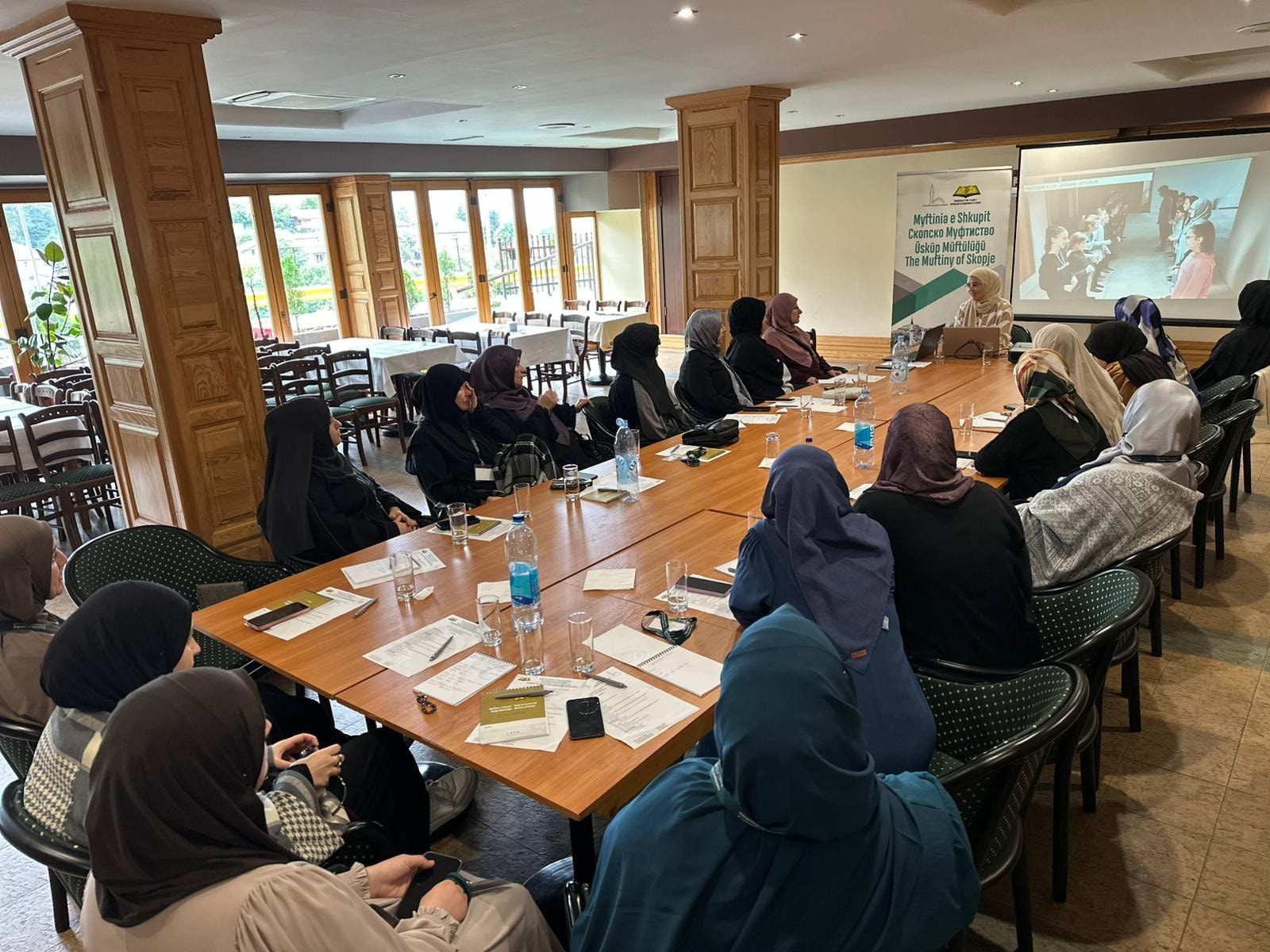 بعد ثلاثة أيام من الجلسات العلمية والزيارات الميدانية في العاصمة البوسنية سراييفو؛ اختُتمت اليوم فعاليات الدورة التدريبية تحت شعار: "الكتاتيب – أمّ التربية".