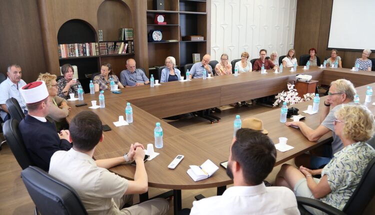 أعرب الوفد الألماني عن إعجابه بالنموذج الألباني في التعايش الديني، واعتبره تجربة ملهمة يمكن أن تستفيد منها أوروبا والعالم.