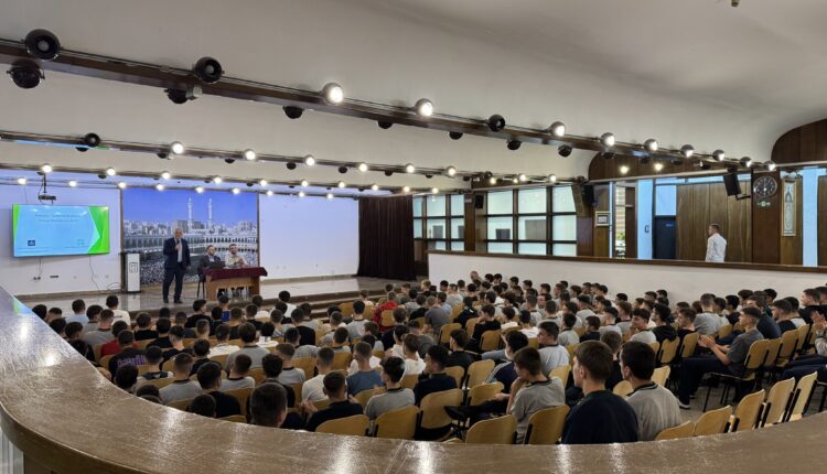 يُعد هذا النشاط خطوة مهمة نحو ترسيخ الوعي والتثقيف ضد التنمّر بما يعكس التزام المدرسة ببناء ثقافة قائمة على الاحترام والتفاهم المتبادل.