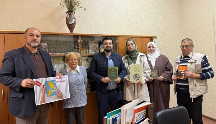 قدم وفد المركز مجموعة من الكتب الحديثة إلى المكتبة العامة التي تحمل اسم ميخايلو غروشيفسكي حيث جرى بحث سبل التعاون المستقبلي بين الجانبين.