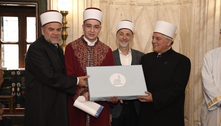 في ختام الحفل مُنح الحافظ إمره نسيمي شهادة معتمدة في الحفظ وهدايا رمزية فيما تم تكريم معلمه ذو القفلي أفندي أصلاني تقديرًا لجهوده المخلصة في تخريج جيل جديد من الحفاظ