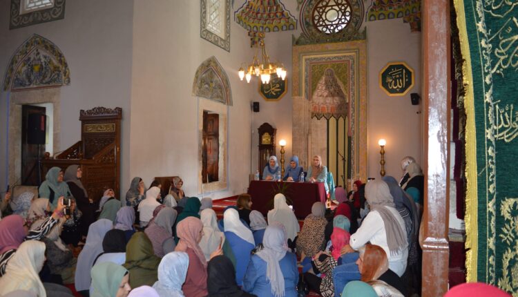 يشمل برنامج “شهر المولد” سلسلة من الاحتفالات الدينية في مختلف بلديات البلاد على مدار شهر كامل بإشراف معلمات الدين الإسلامي التابعات لقسم المرأة في كتاتيب مساجد كوسوفا ـ صورة أرشيفية.