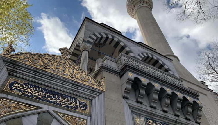 في هذا المقال يتطرق الدكتور شرارة إلى واقع الدعوة الإسلامية ومستقبلها في اليابان، مستندًا إلى دراسة ميدانية هامة أُجريت عام 2000م على عينة من 205 يابانيين في طوكيو وضواحيها.