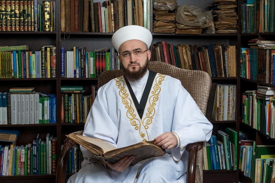 قال مفتي جمهورية تتارستان، فضيلة الشيخ كاميل ساميغولين، إن العلماء التتار كانوا جميعاً من أهل السنّة، ماتريديين في العقيدة، وحنفيين في الفقه، ولم يُعرف بينهم من أحدث في الدين بدعاً.