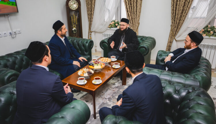 رحّب مفتي تتارستان كميل حضرة ساميغلين بالوفد وعرّفهم على أبرز إنجازات الإدارة الدينية في مجالات القرآن والتعليم والإفتاء