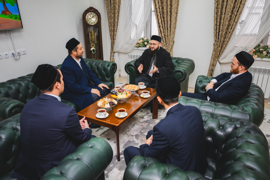 رحّب مفتي تتارستان كميل حضرة ساميغلين بالوفد وعرّفهم على أبرز إنجازات الإدارة الدينية في مجالات القرآن والتعليم والإفتاء