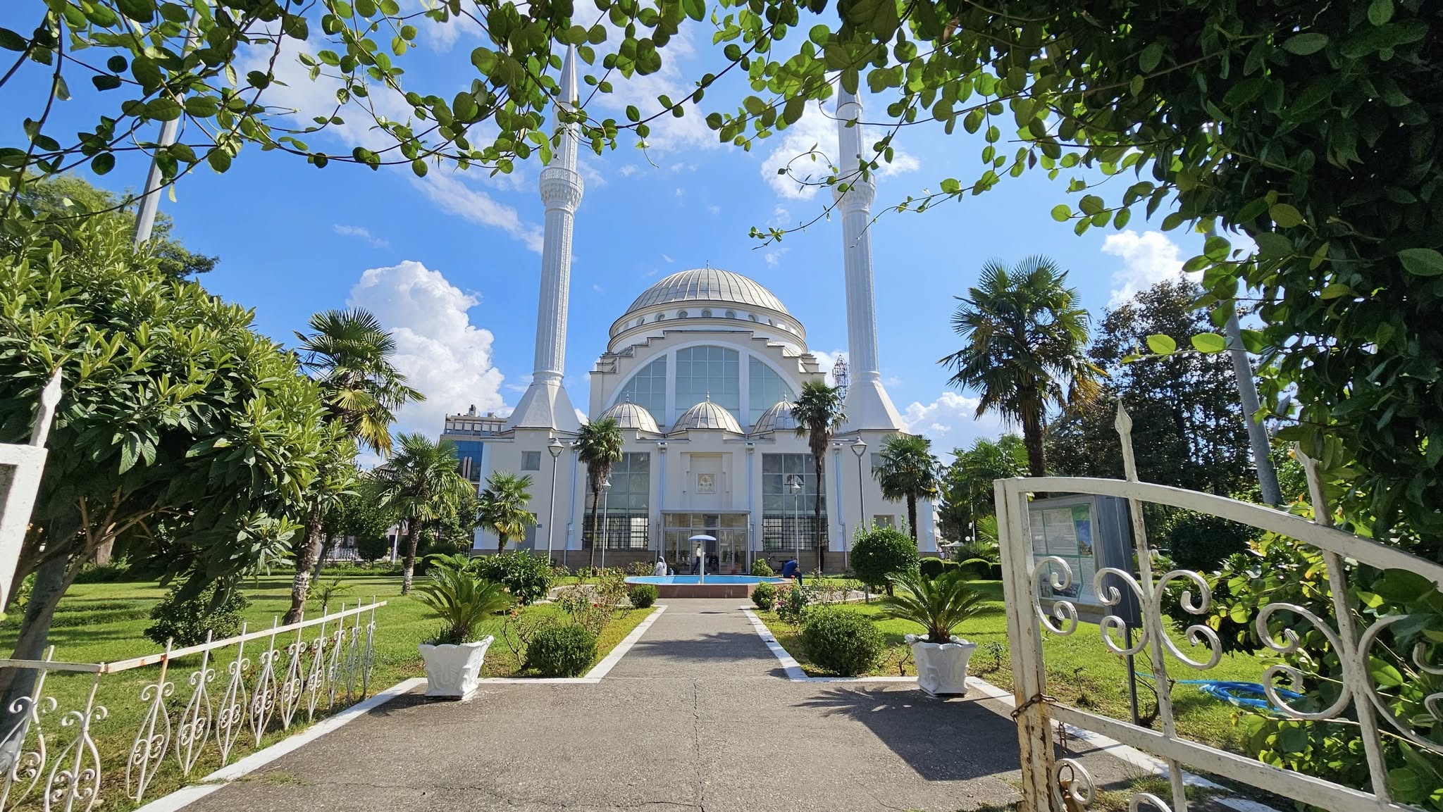 شكّل افتتاح المسجد آنذاك حدثًا تاريخيًا بارزًا إذ بعث من جديد روح الهوية الإسلامية في شمال ألبانيا وأصبح منارة للتعليم الديني في اشكودرا