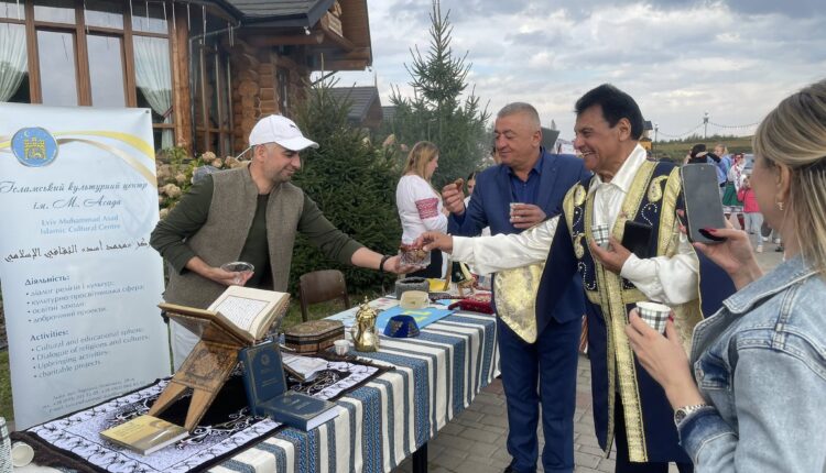 تضمن البرنامج شروحًا تعريفية حول مكانة القرآن الكريم في حياة المسلمين وعاداتهم في المأكل والملبس ما أضفى على الفعالية بعدًا ثقافيًا وإنسانيًا عزز من قيم التلاقي والتفاهم بين الشعوب