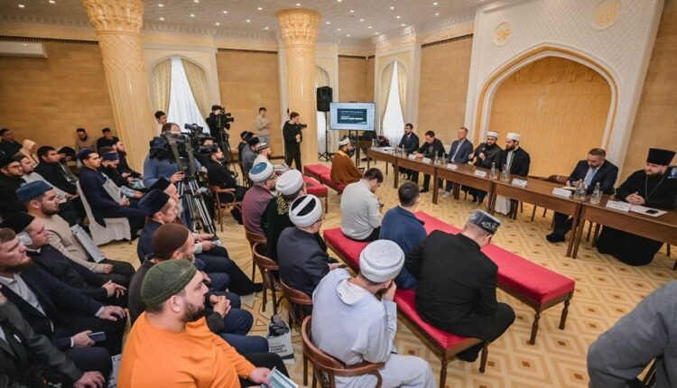 ناقش المنتدى الوطني الأول محاور متعددة أبرزها الشباب والتراث الديني ودور التعليم الديني في الوقاية من التطرف وأشكال التلاعب العقدي في الفكر السلفي والتشريعات القانونية لمكافحة الإرهاب وأمن الفضاء الرقمي.