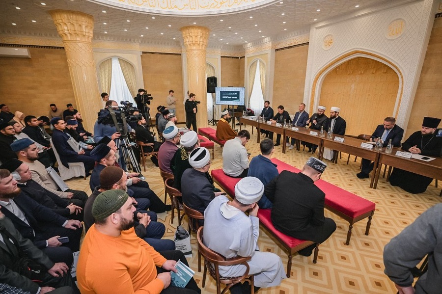 ناقش المنتدى الوطني الأول محاور متعددة أبرزها الشباب والتراث الديني ودور التعليم الديني في الوقاية من التطرف وأشكال التلاعب العقدي في الفكر السلفي والتشريعات القانونية لمكافحة الإرهاب وأمن الفضاء الرقمي.