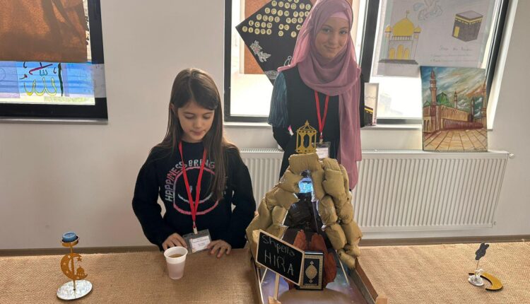 اشتمل معرض “على خطى محمد ﷺ” على أعمال فنية وفعاليات ثقافية إلى جانب ركن خاص للقراءة والأسئلة التفاعلية