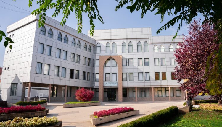 يأتي هذا المؤتمر في إطار جهود كلية الدراسات الإسلامية في تعزيز البحث العلمي والحوار الثقافي وفتح قنوات التعاون بين الباحثين والمفكرين المسلمين والأوروبيين