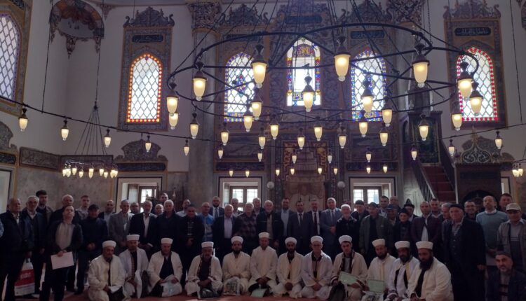 أقيمت مراسم التخرج في جامع “شريف خليل باشا” التاريخي بمدينة شومن أحد أبرز المعالم الإسلامية في بلغاريا