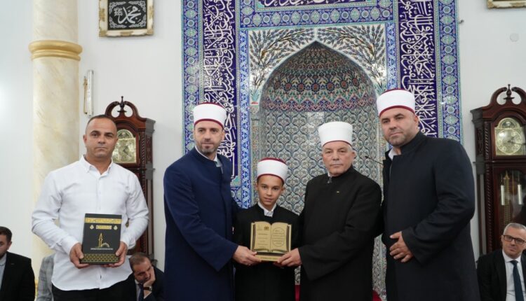 احتفل مسجد السلطان الفاتح بقرية باتينتسا بتخرج الطفل الحافظ آيان إبراهيم بعد إتمامه حفظ القرآن الكريم كاملًا على يد معلّمه الشيخ إبراهيم إبراهيم