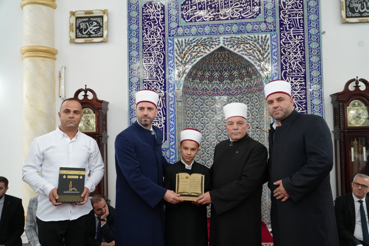 احتفل مسجد السلطان الفاتح بقرية باتينتسا بتخرج الطفل الحافظ آيان إبراهيم بعد إتمامه حفظ القرآن الكريم كاملًا على يد معلّمه الشيخ إبراهيم إبراهيم
