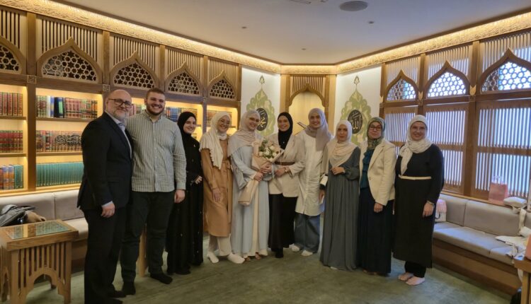 بدأت ميرها حفظ القرآن في ديسمبر 2019م مع الحافظ إدين ديديچ وأكملت الحفظ على يد الأستاذ أمير هودجيتش لتصبح سابع تلامذته حافظة كاملة.