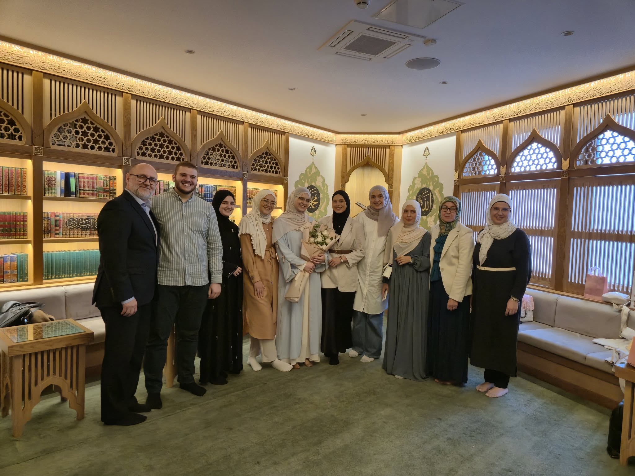 بدأت ميرها حفظ القرآن في ديسمبر 2019م مع الحافظ إدين ديديچ وأكملت الحفظ على يد الأستاذ أمير هودجيتش لتصبح سابع تلامذته حافظة كاملة.