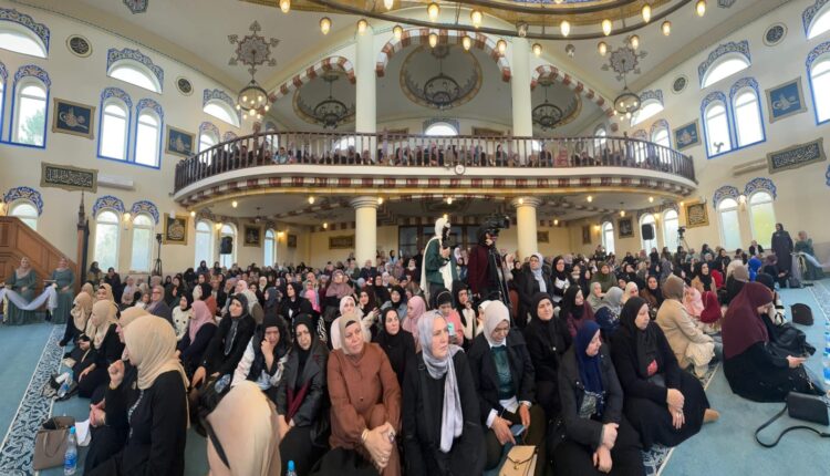 مُنحت الطالبات شهادات تقدير احتفاءً بإنجازهن، كما تم تكريم المعلمة عبادت علييا بدرع عرفان وتقدير لجهودها المخلصة في تعليم القرآن الكريم وغرس القيم الإسلامية في نفوس الفتيات.