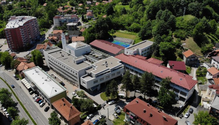 تأسست مدرسة بهرام بيجوفا في الربع الأول من القرن السابع عشر ما يجعلها واحدة من أقدم مؤسسات التعليم الإسلامي في المنطقة