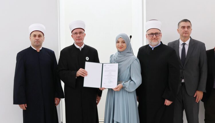 مدرسة بهرام بيغ الإسلامية في توزلا تضيء نجومها تباعًا الذين يسطعون بنور القرآن وآخر هذه النجوم الطالبة كلية الاقتصاد إلما حسينوفيتش التي أتمت حفظ القرآن الكريم كاملًا يوم 14 أكتوبر