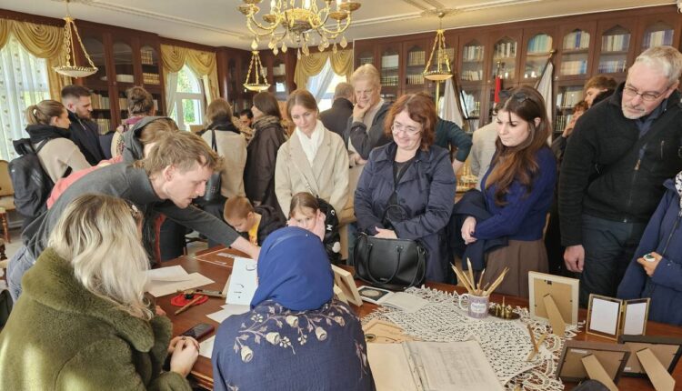 شاركت شخصيات دبلوماسية ودينية ومجتمعية في الحدث الثقافي الذي تخلله برنامج متنوع شمل التلاوة والتعريف بالمسجد والفنون الإسلامية