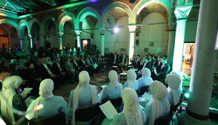 نظمت كلية العلوم الإسلامية في سراييفو مساء أمس برنامج “ليلة القرآن”، وهو فعالية سنوية تقليدية تجمع الطلاب وحفاظ القرآن،