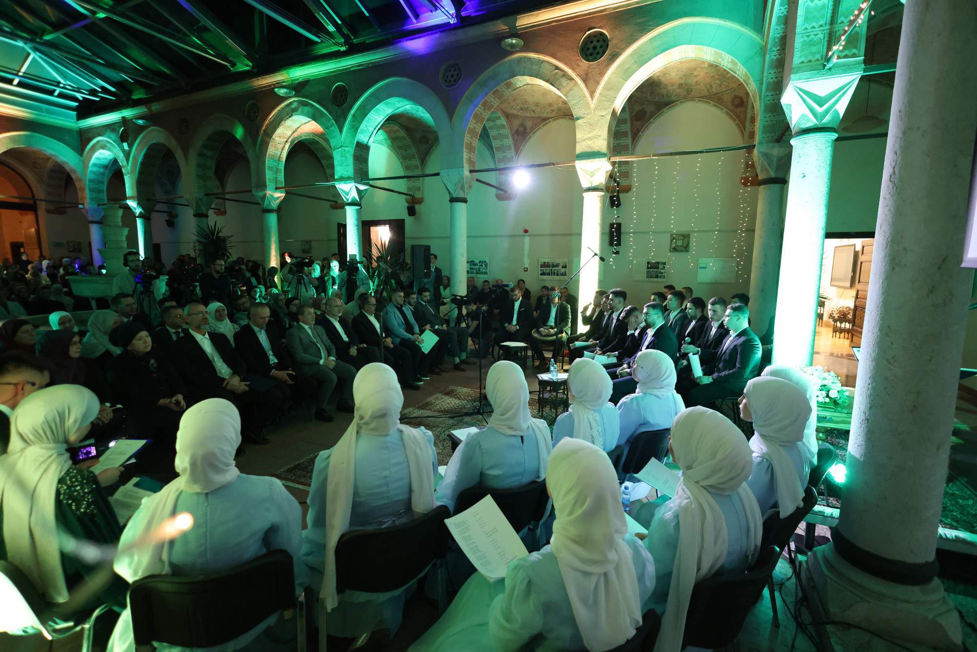 نظمت كلية العلوم الإسلامية في سراييفو مساء أمس برنامج "ليلة القرآن"، وهو فعالية سنوية تقليدية تجمع الطلاب وحفاظ القرآن،