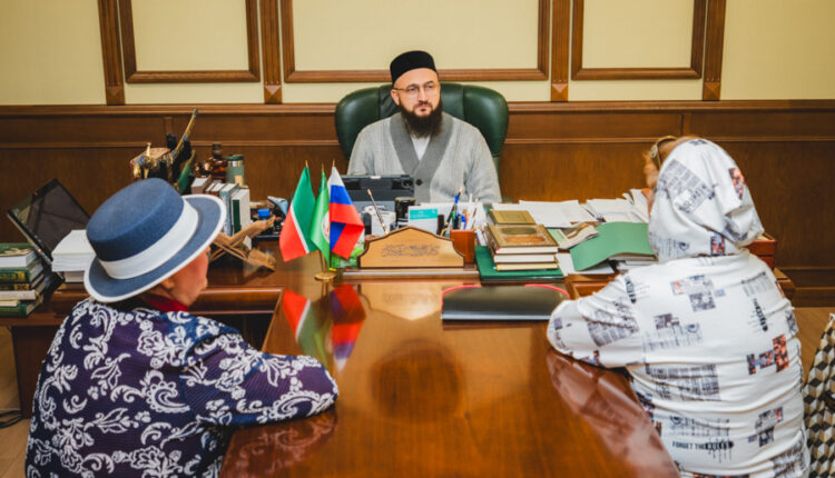 استقبل مفتي تتارستان في 30 سبتمبر مجموعة من المواطنين بمقر الإدارة الدينية بمدينة قازان حيث استمع إلى آرائهم وطلباتهم وبحث معهم القضايا ذات الصلة بالشأن الديني والمجتمعي.